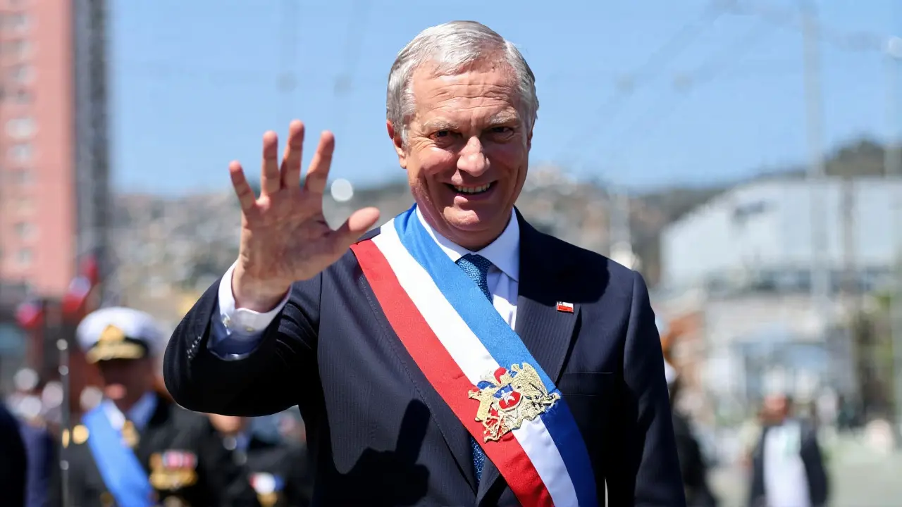 Aprobación de Kast cae al 51% por crisis económica y combustible