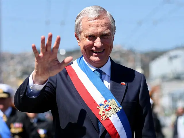 Aprobación de Kast cae al 51% por crisis económica y combustible